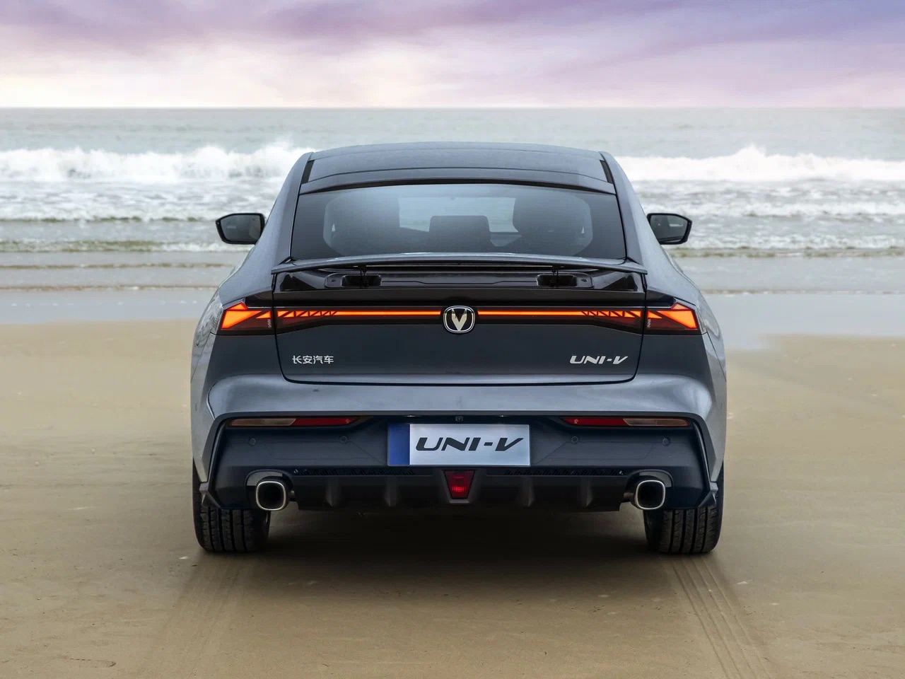 Интерьер/салон нового автомобиля Changan UNI-V
