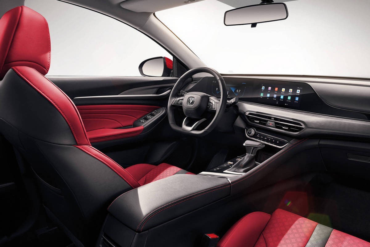 Интерьер/салон нового автомобиля Changan Eado Plus