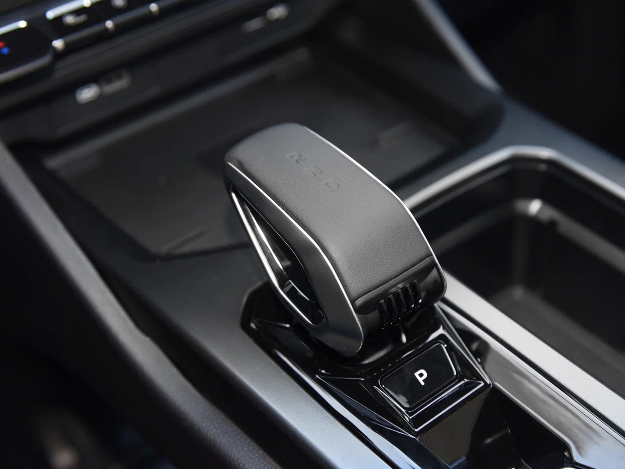 Интерьер/салон нового автомобиля Geely Haoyue L