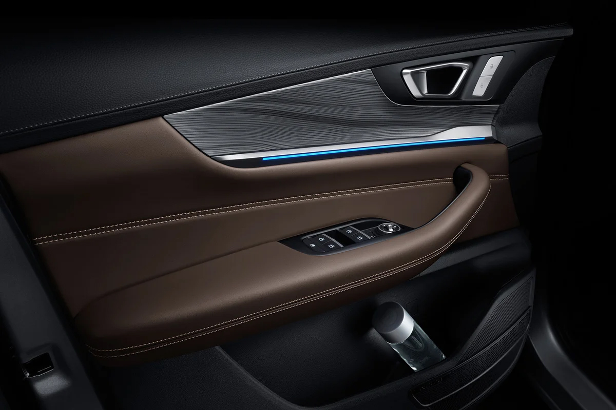 Интерьер/салон нового автомобиля Xcite X-Cross 8