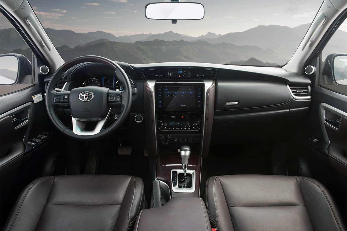 Интерьер/салон нового автомобиля Toyota Fortuner