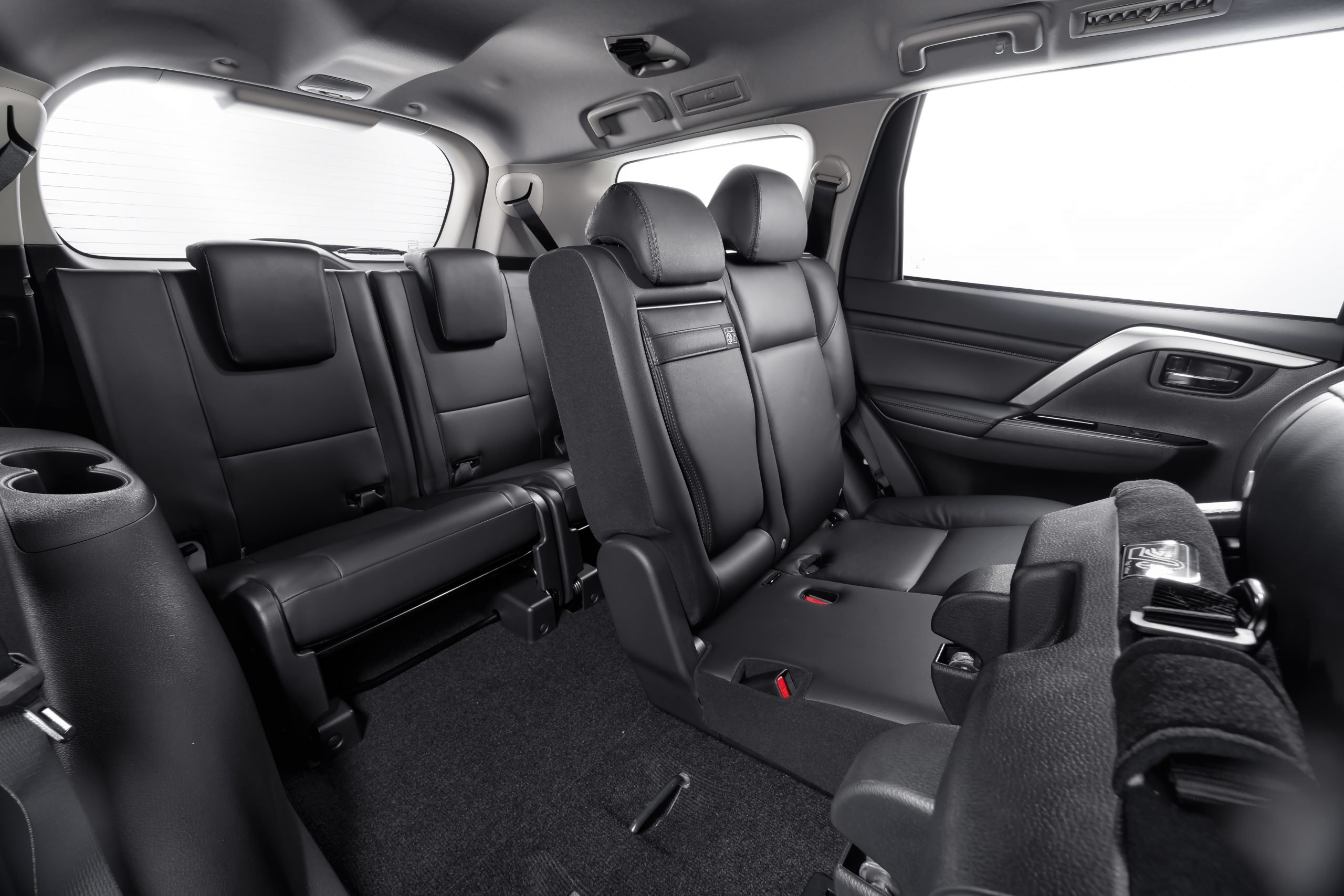 Интерьер/салон нового автомобиля Mitsubishi Montero Sport