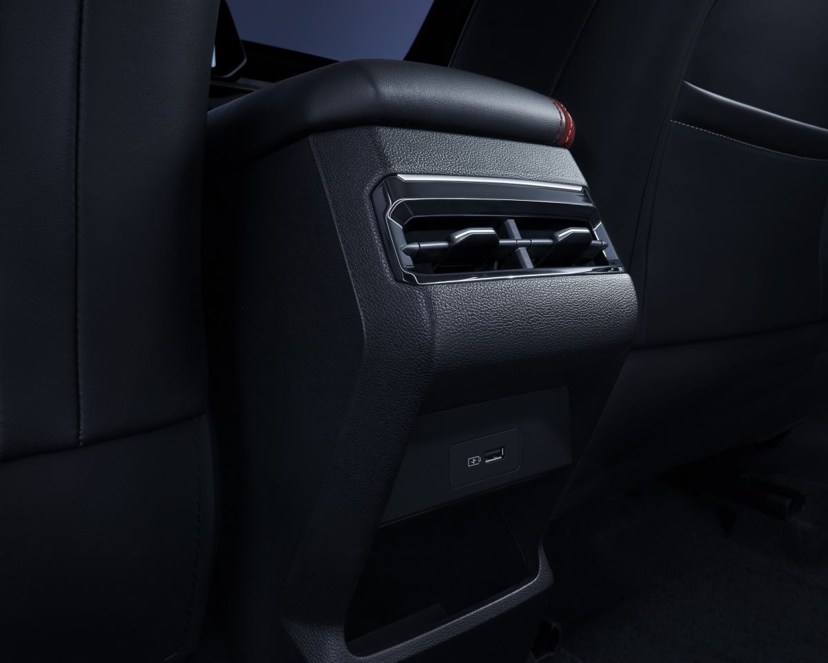 Интерьер/салон нового автомобиля Geely Coolray NEW