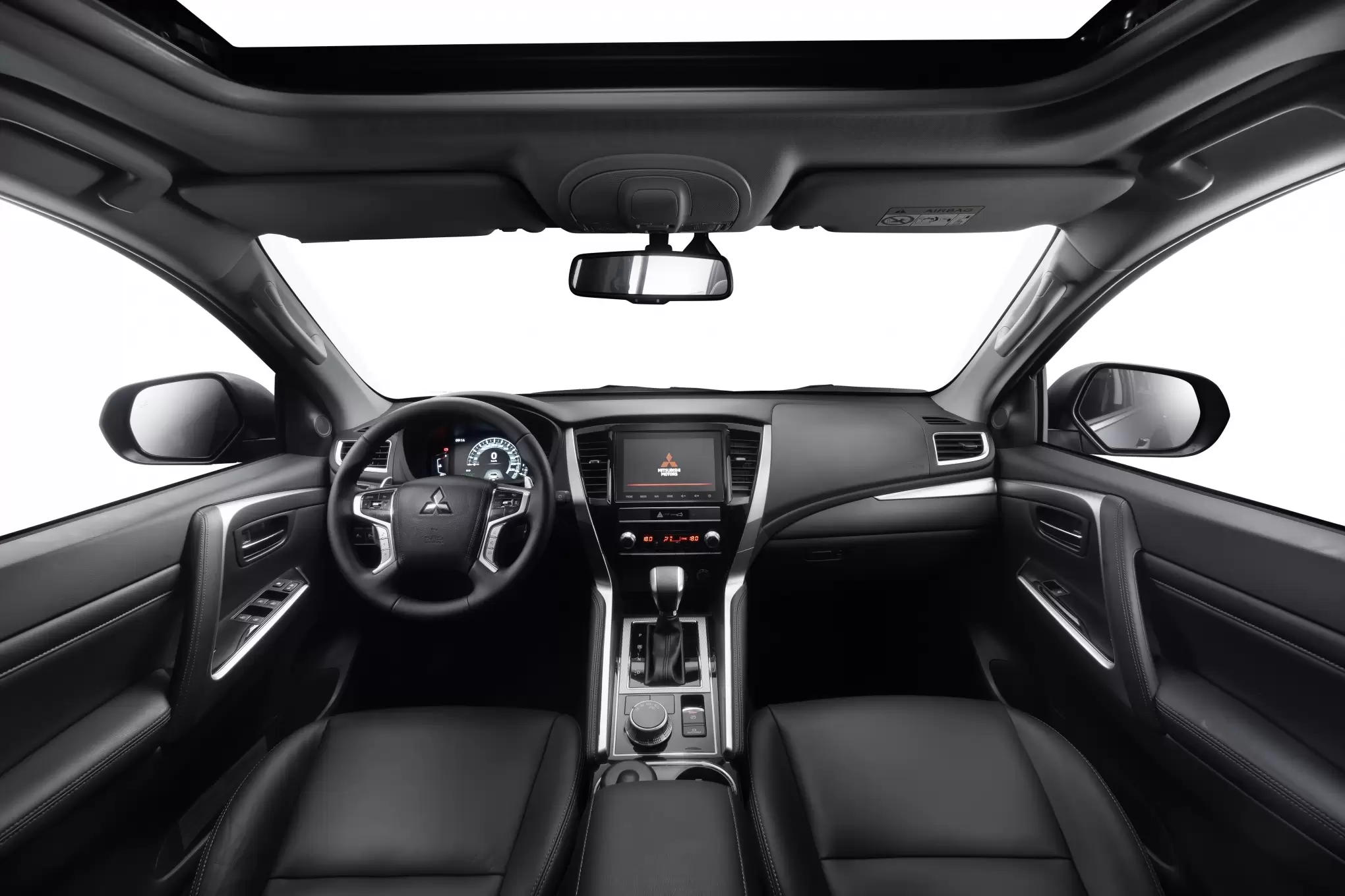 Интерьер/салон нового автомобиля Mitsubishi Montero Sport