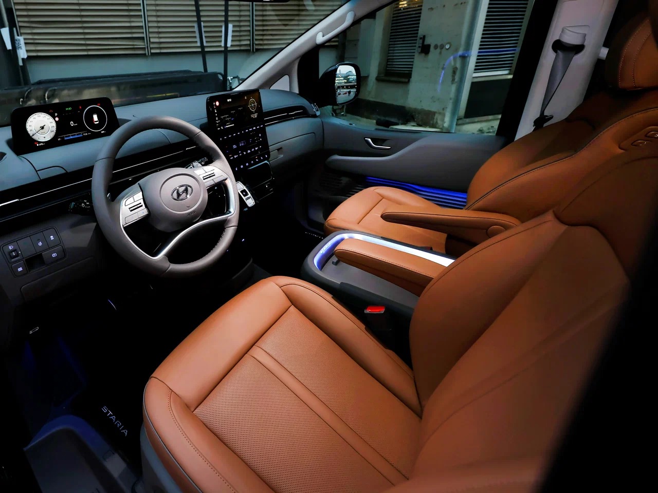 Интерьер/салон нового автомобиля Hyundai Staria