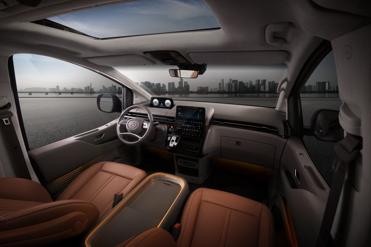 Интерьер/салон нового автомобиля Hyundai Staria