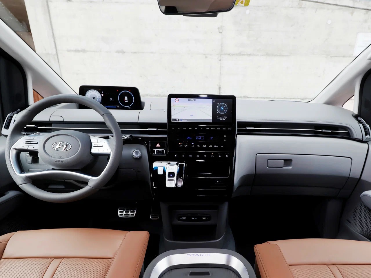 Интерьер/салон нового автомобиля Hyundai Staria