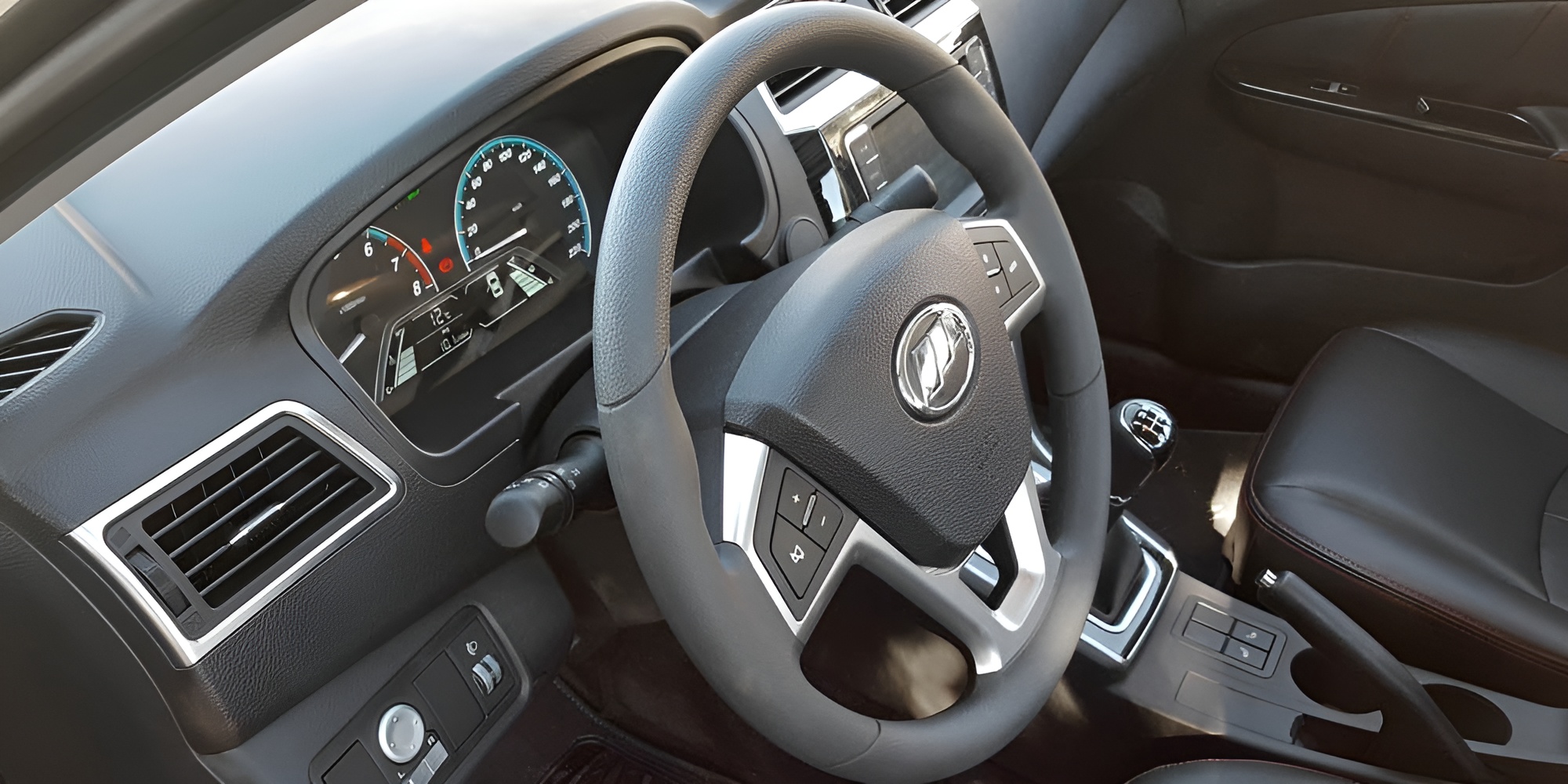 Интерьер/салон нового автомобиля Lifan Solano