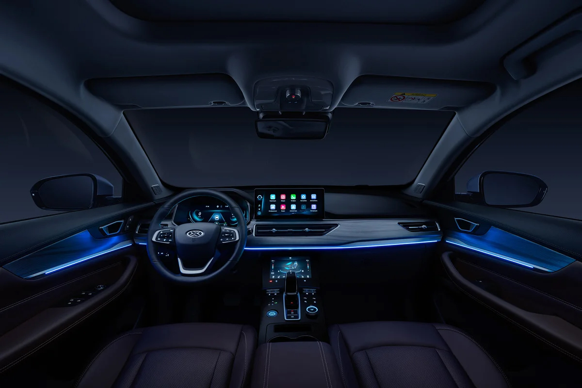 Интерьер/салон нового автомобиля Xcite X-Cross 8