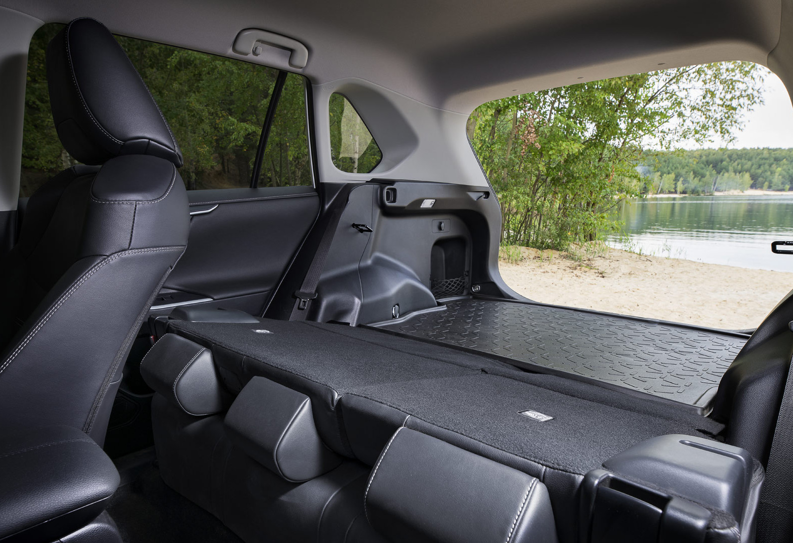 Интерьер/салон нового автомобиля Toyota Rav4