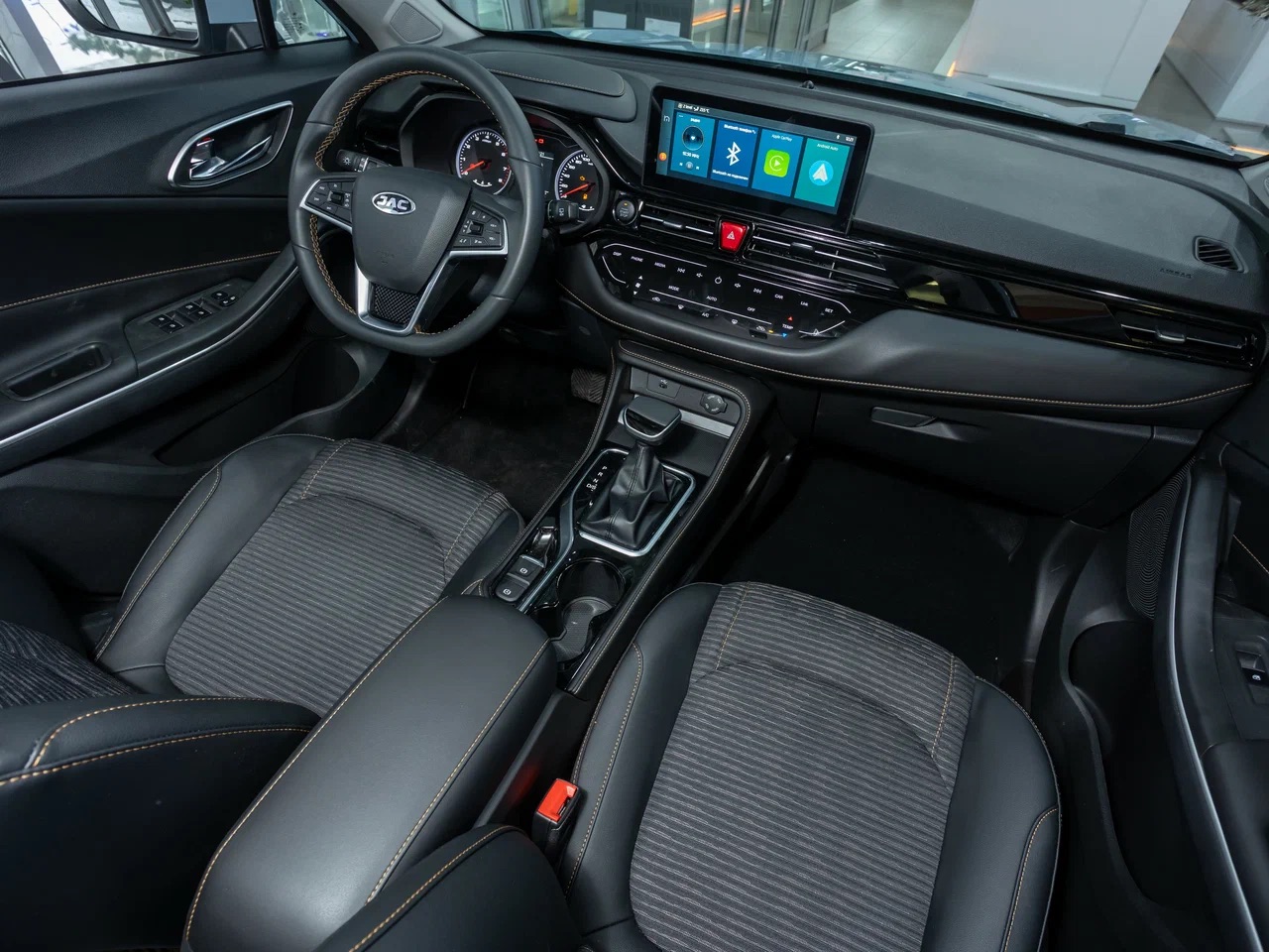 Интерьер/салон нового автомобиля JAC JS4