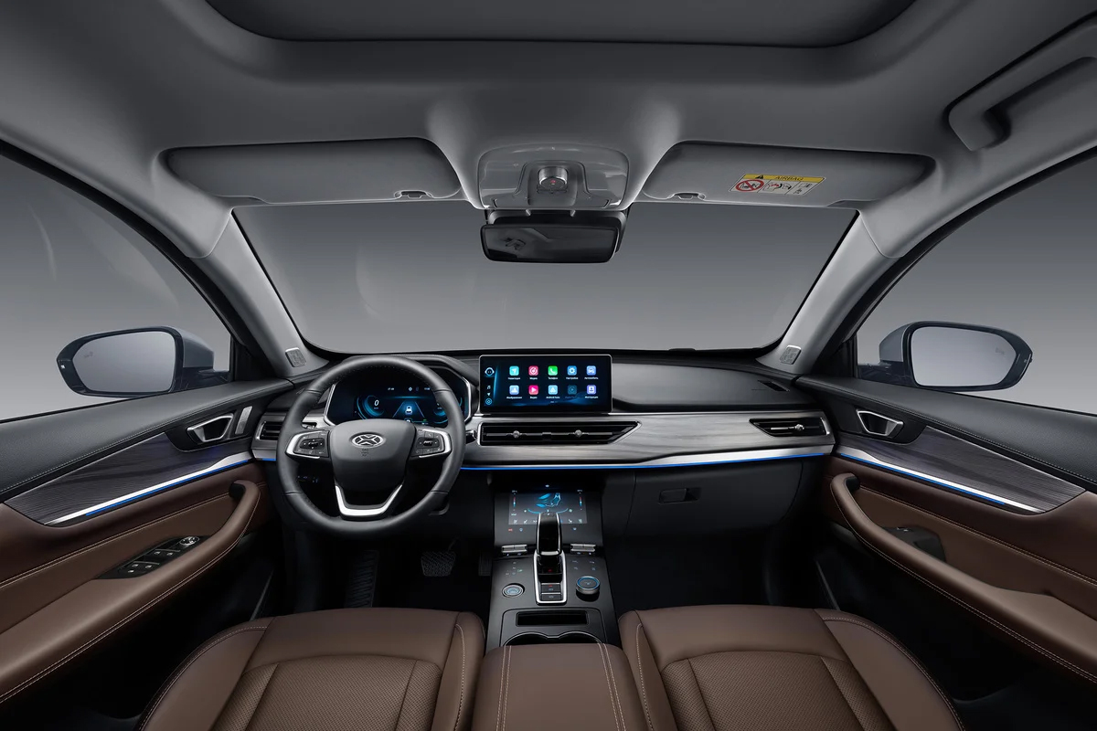 Интерьер/салон нового автомобиля Xcite X-Cross 8