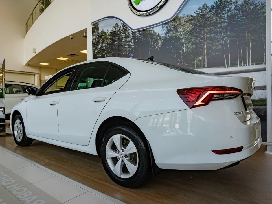Автомобиль Skoda Octavia, 1.6 л, передний привод, МКПП, бензин в наличии в Санкт-Петербург