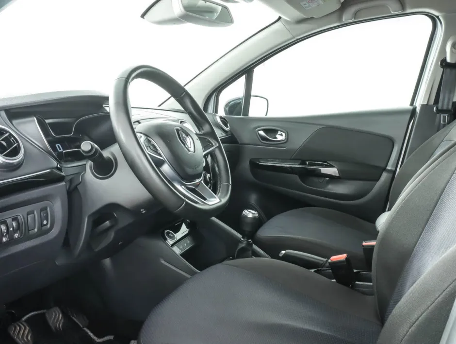 Автомобиль Renault Kaptur, 1.6 л, передний привод, МКПП, бензин в наличии в Краснодаре