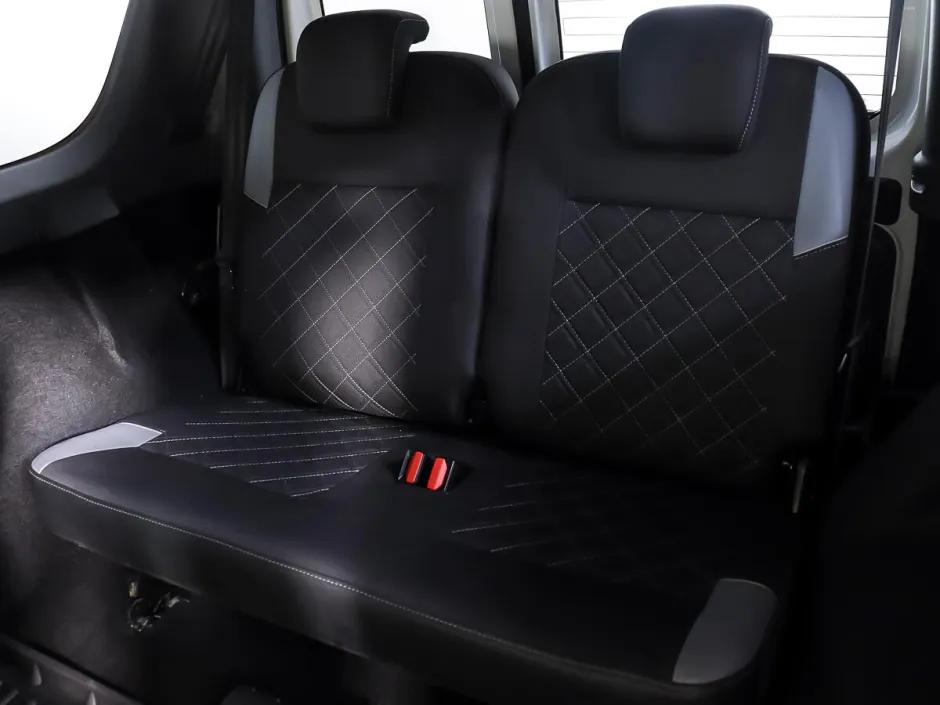 Автомобиль LADA Largus 7 мест, 1.6 л, передний привод, МКПП, бензин в наличии в Самаре