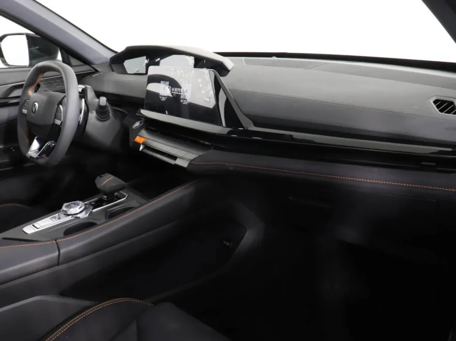 Автомобиль Changan UNI-V, 1.5 л, передний привод, Робот, бензин в наличии в Самаре