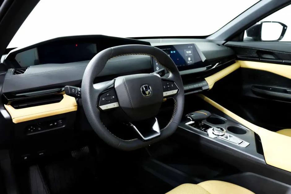 Автомобиль Changan UNI-V, 1.5 л, передний привод, Робот, бензин в наличии в Самаре