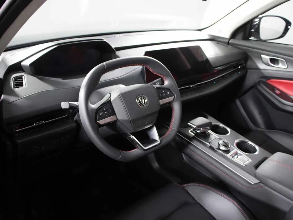 Автомобиль Changan UNI-S, 1.5 л, передний привод, Робот, бензин в наличии в Самаре