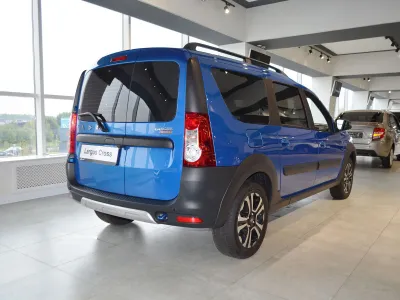 Автомобиль LADA Largus Cross 7 мест, 1.6 л, передний привод, МКПП, бензин в наличии в Новосибирске