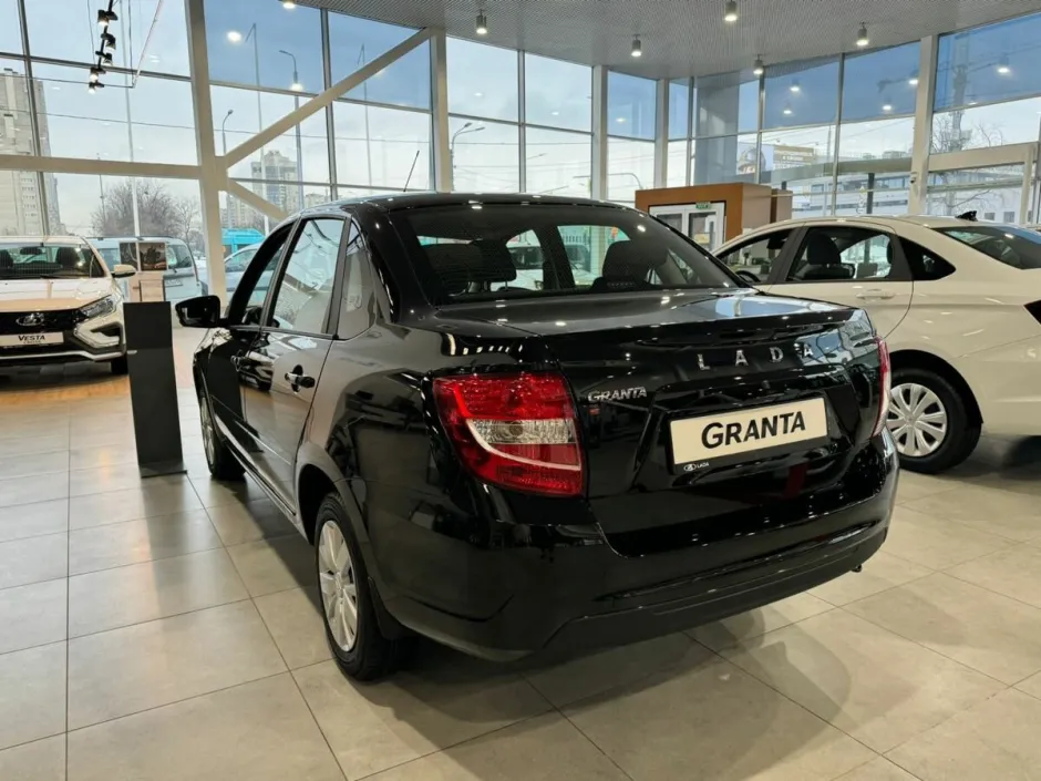 Автомобиль LADA Granta Седан, 1.6 л, передний привод, МКПП, бензин в наличии в Санкт-Петербург