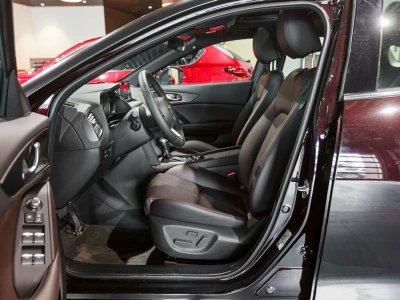 Автомобиль Mazda CX-4, 2 л, передний привод, АКПП, бензин в наличии в Екатеринбург