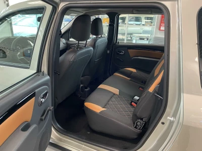 Автомобиль LADA Largus 5 мест, 1.6 л, передний привод, МКПП, бензин в наличии в Новосибирске