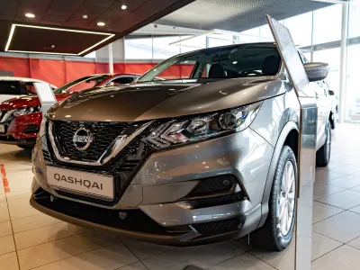 Автомобиль Nissan Qashqai, 2 л, полный привод, Вариатор, бензин в наличии в Екатеринбургe