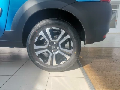 Автомобиль LADA Largus Cross 5 мест, 1.6 л, передний привод, МКПП, бензин в наличии в Новосибирске