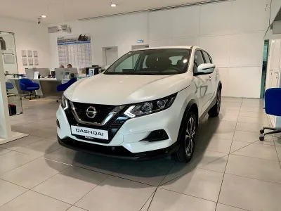 Автомобиль Nissan Qashqai, 2 л, полный привод, Вариатор, бензин в наличии в Санкт-Петербург