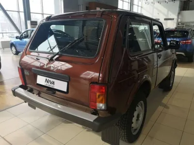 Автомобиль LADA Niva Legend 3D, 1.7 л, полный привод, МКПП, бензин в наличии в Екатеринбургe