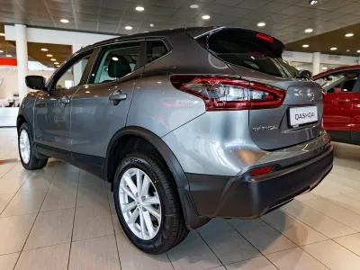 Автомобиль Nissan Qashqai, 2 л, полный привод, Вариатор, бензин в наличии в Екатеринбургe