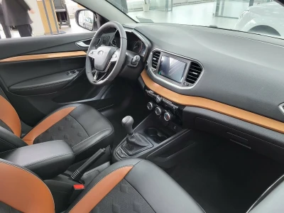 Автомобиль LADA Vesta Cross, 1.6 л, передний привод, МКПП, бензин в наличии в Новосибирске