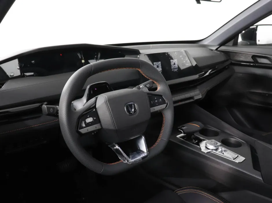 Автомобиль Changan UNI-V, 1.5 л, передний привод, Робот, бензин в наличии в Самаре