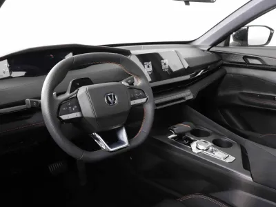 Автомобиль Changan UNI-V, 1.5 л, передний привод, Робот, бензин в наличии в Новосибирск
