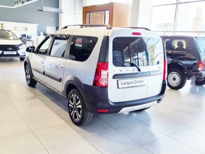 Автомобиль LADA Largus Cross 7 мест, 1.6 л, передний привод, МКПП, бензин в наличии в Новосибирске