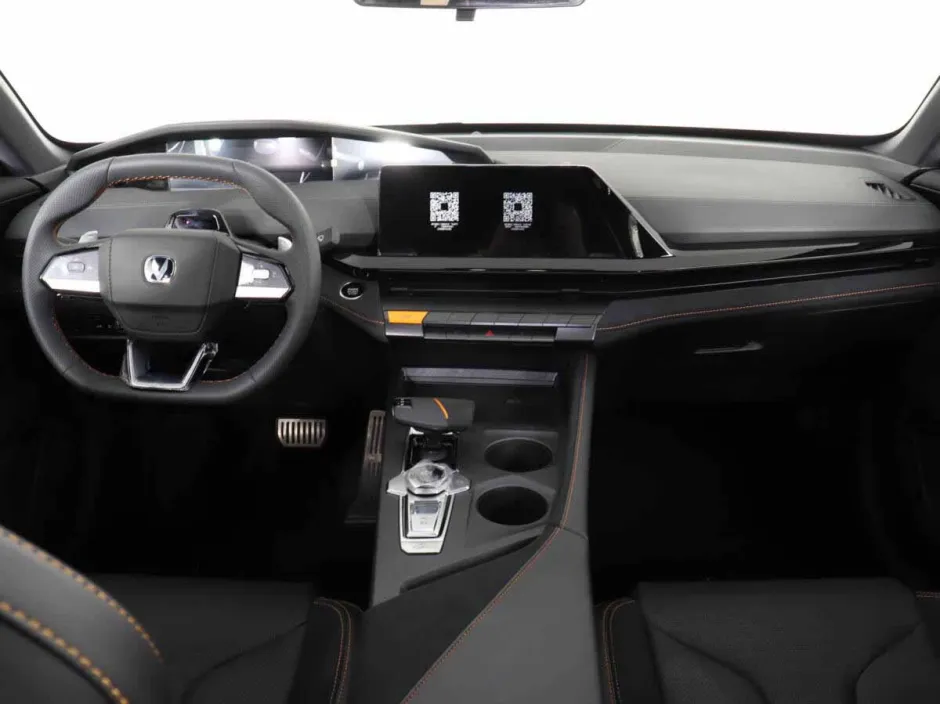 Автомобиль Changan UNI-V, 1.5 л, передний привод, Робот, бензин в наличии в Самаре