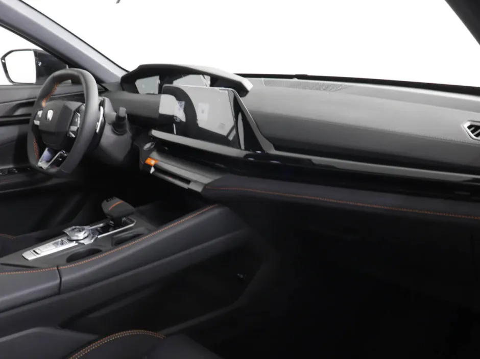 Автомобиль Changan UNI-V, 1.5 л, передний привод, Робот, бензин в наличии в Самаре
